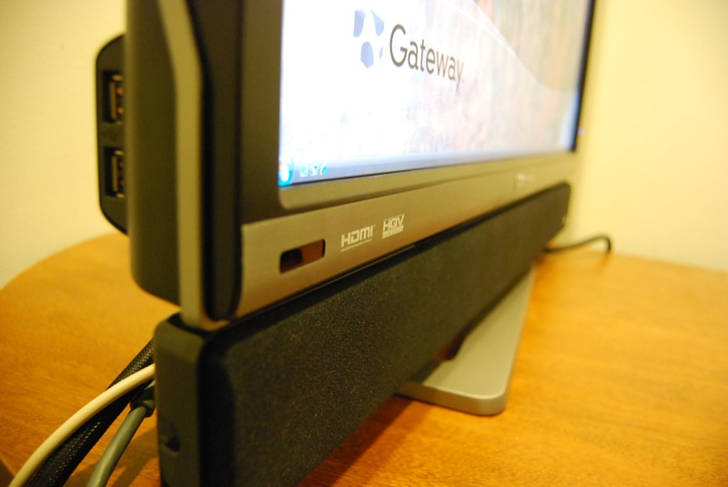 Illustration for article titled Gateway XHD3000 Extreme HD 30-Incher Reviewed (Verdict: Really Ties The Room Together)